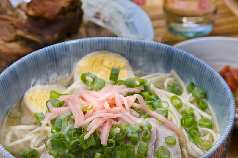 地元の食材を使用した沖縄料理